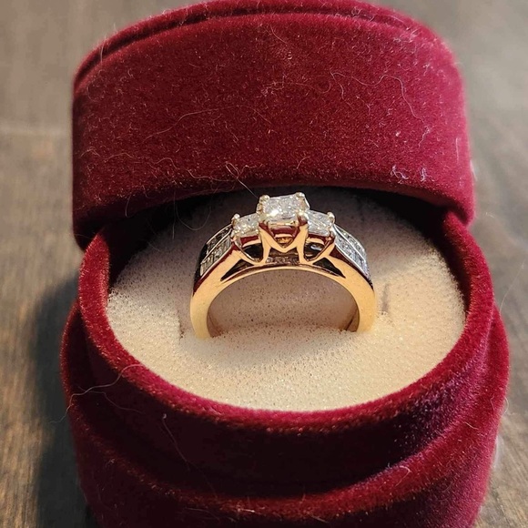 Wedding set. 1.25 total diamond. Princess cut and baguette cut. Size 6. 14k gold - Picture 7 of 9